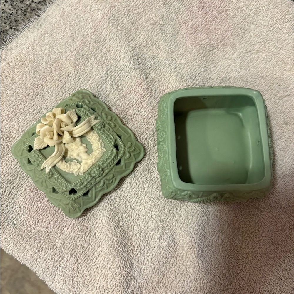 Elegant Green and Cream Ceramic Box - Picture 6 of 8
